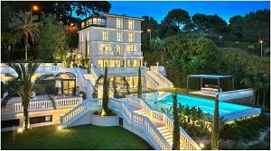 Siapa orang yang tidak mau dikasih rumah mewah. Inilah 9 Potret Rumah Mewah Artis Indonesia Yang Harganya Selangit