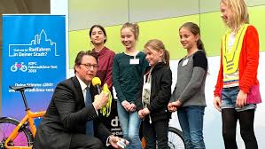 Bmvi Bundesminister Scheuer Zeichnet Fahrradfreundlichste Stadte 2018 Aus