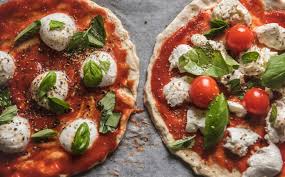 Pe blatul de pizza, se intinde o cana de branza rasa. Calorie Della Pizza Una Per Una Dissapore