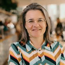 Kijk ik zou willen dat het anders was, maar sommige dingen heb ik niet  onder controle. Zoals mijn gezicht. Ik praat graag over mijn vak en het  werk wat ik maak. Kleine