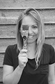 CLAUDIA HEILAND Meine freie Zeit verbringe ich gerne sportlich in der Natur  und erhalte so meine Bilder im Kopf, die ich danach auf Leinwand  abstrahiere. Ich tauche gerne in diese für mich „