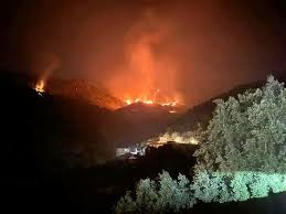 Sono partiti oggi dal comando dei vigili del fuoco di torino 11 soccorritori con un'autobotte e 4 pickup fuoristrada per unirsi al contingente che sta combattendo gli incendi in calabria. Dripsmxktjpsam