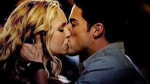 Mijn persoonlijke mening: de koppels die in de boeken 'endgame' zijn,  hadden 'endgame' moeten zijn aan het einde van de serie. Dat betekent niet  dat ze tot die tijd geen meerdere relaties