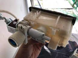 Mesin basuh air tak boleh masuk, mesin basuh air masuk perlahan, cara servis mesin basuh, punca mesin basuh tersumbat apabila mesin basuh sudah lama dipakai kebiasaanya pembuangan air tidak berfungsi dengan baik menyebabkan air tidak. Mesin Basuh Tak Boleh Spin Jenis Dan Punca Kerosakan Mesin Basuh