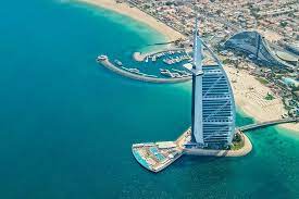 Dubai's fortunes changed with the discovery of oil in the 1960s, and a decision was made in the 1980s to turn the trading port into a luxury tourist destination. Simak Syarat Perjalanan Udara Dari Dan Ke Dubai Terbaru