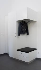 Weisser Garderobenschrank Im Flur Mit Eleganten Griffen Jackenaufhangung Und Gepolsterter Sitzflache Inklusive Sc Garderobe Schrank Schliessfacher Einbauschrank