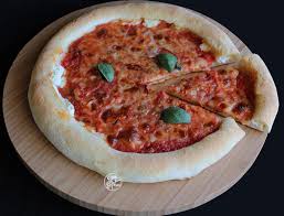 La pizza con bordo ripieno di pomodoro e mozzarella, è una specialità napoletana, ma ormai diffusa quasi in tutta italia. Pizza Marinara Senza Glutine Con Bordi Ripieni La Cassata Celiaca