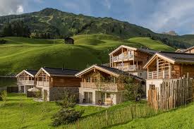 Eingebettet In Einzigartiges Bergpanorama Liegen Die Aadla Walser Chalets Auf 1500m Mit Viel Personlichem Engagement Betreu Moderne Hutten Urlaub Design Hotel