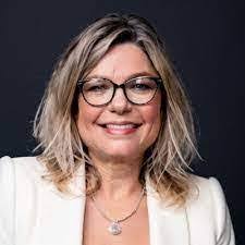 Laurie Eves's Instagram, Twitter & Facebook