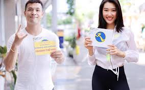 Anh mặc bộ đồ in hình trái dứa, trong khi đó, bạn gái tin đồn xuất hiện với trang phục giống trái cà chua. TrÆ°Æ¡ng Tháº¿ Vinh Xe Báº£ng Ten Thuy Ngan Kiá»ƒu Gi Ä'ay Táº¡i Running Man Viá»‡t