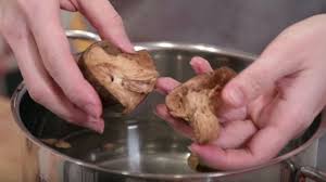 Banyak orang yang rela mengantre demi mendapatkan minuman berwarna hitam ini. Air Mata Kucing Southeast Asian Recipes Nyonya Cooking