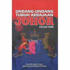 Nama klasik bagi negeri ini ialah inderapura, nama pahang telah ada sebelum adanya negeri melaka, ianya dikenali sebagai pahang tua. Librarika Etimologi Nama Negeri Di Malaysia
