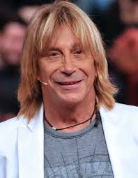 I miei genitori si sono separati quasi subito. Mio padre c'è stato più o  meno fino ai 12 anni ma era come se non ci fosse. Mia madre era alcolista e  c'erano