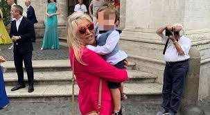 Mara venier, grande festa per il matrimonio del figlio paolo capponi. Mara Venier In Abito Di Rosso Per Il Matrimonio Del Figlio Paolo Capponi