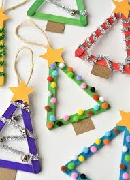 Activites Manuelles Noel Des Sapins De Noel Fabriques A Partir De Batonnets De Glace Etoile En P Noel Maternelle Bricolage Noel Enfant Activite Manuelle Noel