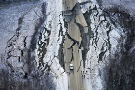 En alaska, el 27 de marzo de 1964 se registró un terremoto de aún mayor energía, pero por ser una zona de poca densidad demográfica, los daños en la población no fueron tan graves, registrándose sólo 107 personas muertas, lo que no es tanto si se considera que el terremoto fue sentido en un área de 500.000 millas cuadradas y arrancó. Sismos Consecutivos Danan Caminos En Alaska