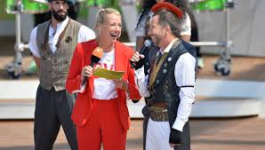 Die lochis, scooter, justin jesso, goldmeister, natasha bedingfield, jan. Zdf Fernsehgarten Enthullt Wie Viel Die Kunstler Der Tv Show Verdienen Sollen Bunte De