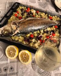 Con l'aiuto di una forbice praticate un taglio nella pancia, sotto l'acqua corrente. Ab Binamento Vino E Branzino Al Forno Blog Wineshop It