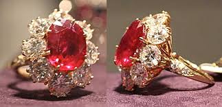 Elizabeth taylor has gotten a 33.19 carat diamond ring from richard burton,whom she married twice. Elizabeth Taylor S Perfect Ruby Is An Auction Record Breaker Was A Christmas Gift From Richard Burton In 1968 The Jeweler Blog