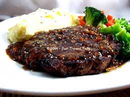 Steak Daging Sapi Dengan Saus Lada Hitam Kentang Tumbuk Dan Sayur Rebus Resep Steak Makan Malam Resep Daging Sapi
