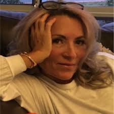 Lenka Love på LinkedIn: 💕💕💕 Birdie Love 💕💕💕 Wild starling comes every  morning to say hi to…