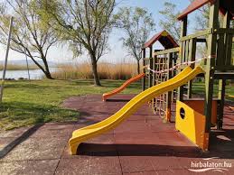 Az anakondát a 12 felettiek, a kamikazét a 14 év felettiek használhatják. Ilyen A Partlezaras Balatonfenyvesen Fotok Hirbalaton Hu