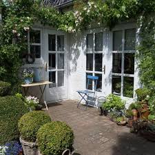 Very Day More Roses Are Starting To Bloom Homeandgarden Cottagegarden Walledgarden Citygarden Jardin Garten Tuin Have Rose Jardins