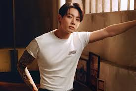 Jungkook, do BTS, lança primeira coleção de moda: 'Quis mergulhar totalmente no processo'