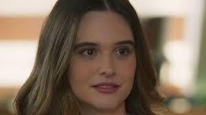 Salve-se Quem Puder: Alejandro faz surpresa para Luna e a beija