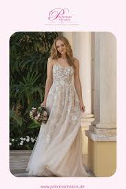 Auf ihrer suche nach dem perfekten brautkleid finden sie es möglicherweise ideal, um brautmagazine und. Pin Auf Wedding