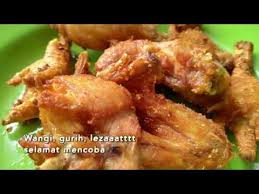 Langkah pertama panaskan minyak goreng kemudian tumis bawang merah, bawang putih dan bawang bombay hingga berubah warna dan layu. Ayam Goreng Rumahan Tanpa Diungkep Lama Lama Ayam Goreng Bumbu Kuning Youtube