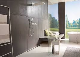 Heutzutage sind badmöbel farblich zwar nicht mehr zwangsläufig in reinem weiß gestaltet, die hellen fronten lassen aber auch diesen schrank zum wohlfühlfaktor in einem badezimmer mit eingeschränktem tageslichteinfall material: Ish Baddesign Farbtrends 2019