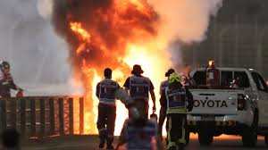 Matthew perry (mike o`donnell) zac efron (17 éves mike o`donnell) leslie mann (scarlett o`donnell) thomas lennon (ned freedman) michelle trachtenberg. Index Sport Falnak Csapodott Es Langba Borult Egy F1 Es Auto Video