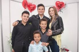 Hijos De Silvestre Dangond Cantan Materialista Video