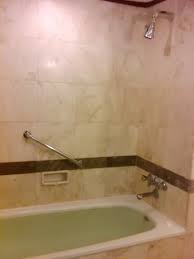 Jika ruang kamar mandi yang anda miliki relatif sempit, anda dapat menggunakan bathtub dengan ukuran yang sesuai. Tersedia Bathtub Di Kamar Mandi Picture Of Hotel Santika Premiere Semarang Tripadvisor