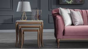 Violet adlı zigon sehpaların genişliği ve derinliği 55 cm, yüksekliği ise 49 cm'dir. Pesaro Zigon Sehpa Bellona Mobilya