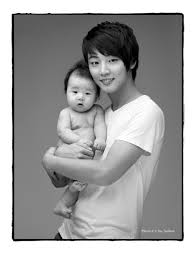 17 Hot Korean Stars Holding Cute Babies Fotos Exposicoes Fotograficas K Idols