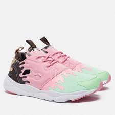 Reebok Sneakers Panosundaki Pin