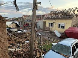 Apocalyptic horrifying video of a massive tornado recorded from a house in czech republic. Fopnmfdx6q5ijm