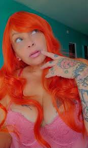 Ella era distraida, y, Aún con edad adulta Tenía el alma de niña No pensaba  en la maldad Ni en el pecado original Ella es una rosa en el desierto, Y una