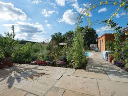 Ein Mediterraner Gartentraum Mit Sandstein Stonenaturelle Sandstein Sandsteinplatten Terrasse Planen