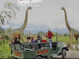 Ao longo do trajeto, dentro de seus carros, todos se depararão com diferentes espécies de dinos até chegarem em uma arena. Parque Safari Turismo Party On The Bus