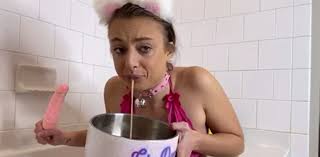 Gia Derza puke in tub - ThisVid.com en anglais