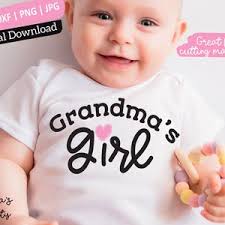 Compagna di bevute della nonna, abbinamento della nonna con il bambino,  annuncio della nascita della nonna, maglietta della nonna con il bambino in  formato svg, design della maglietta, file svg per Cricut -