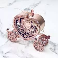 Contenant à dragées original, ce cœur transparent laissera apparaître la couleur des dragées. Mettez En Avant Votre Decoration Mariage Avec Nos Contenants Dragees Mariage Originaux