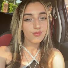 Helena Scott's Instagram, Twitter & Facebook