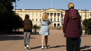 Vi var nylig på en luftig tur over byens tak i forbindelse med prosjektet «kong harald» som snart skal legges ut for salg. Pa Storfint Besok Hos Kong Harald Bla Kors