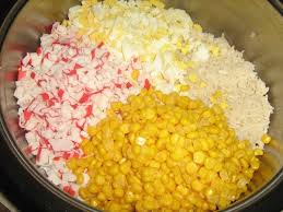 салат с копченой курицей и кукурузой и крабовыми палочками Krabovyj Salat S Risom Recept Cooking Food Rice