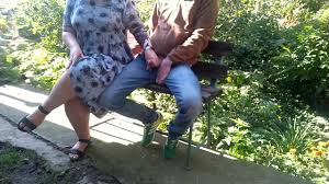 Geile schoonmoeder likt sperma van vingers na handjob aan schoonzoon buiten