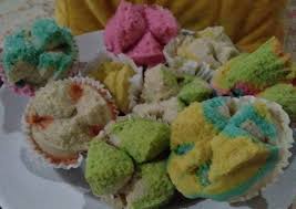 Seiring berkembangnya zaman, kue bolu kukus hadir dengan ragam varian warna dan juga bentuk. Resep Bolu Kukus Mekar Warna Warni Oleh Widya Cookpad